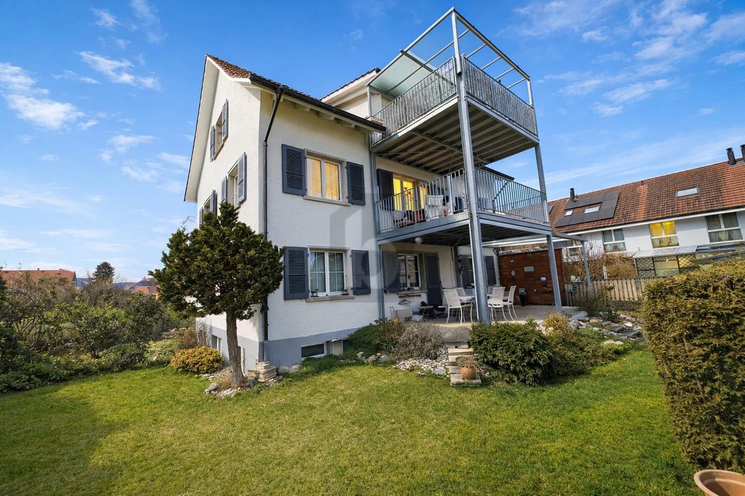 LICHTDURCHFLUTET MIT GROSSEM BALKON