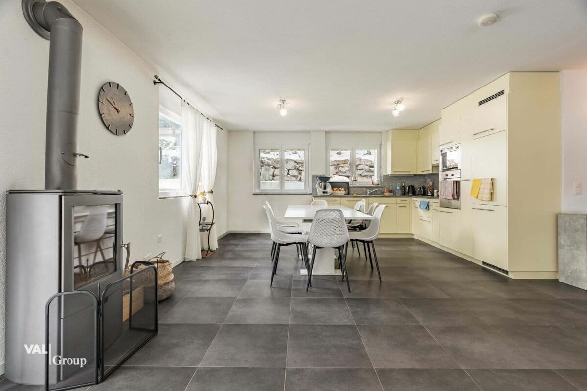 grosszügiges Haus mit zwei Einheiten und Baulandparzelle