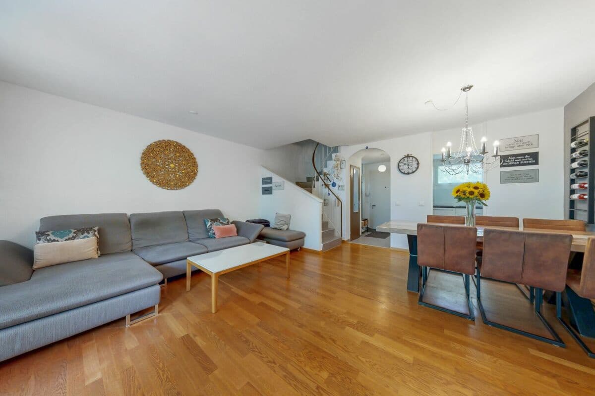 moderne Maisonette-Gartenwohnung mit Einstellhallenplatz