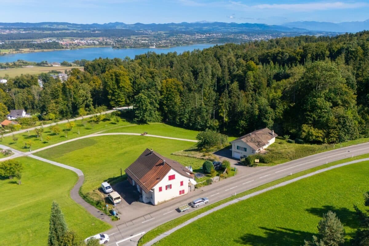 Freistehendes umgebautes Bauernhaus mit Wohn-/Gewerbeteil in der Freihaltezone