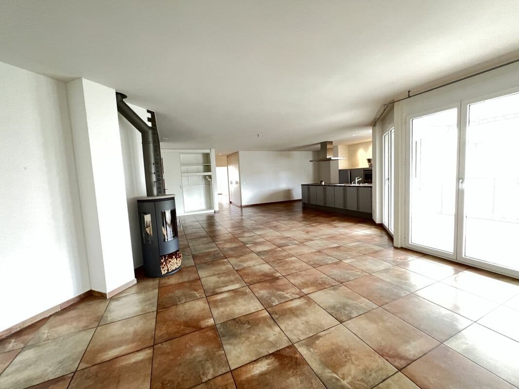 Neu! Renovierte 4.5 Zi-Eigentumswohnung mit zwei Balkonen und Tiefgaragenplatz