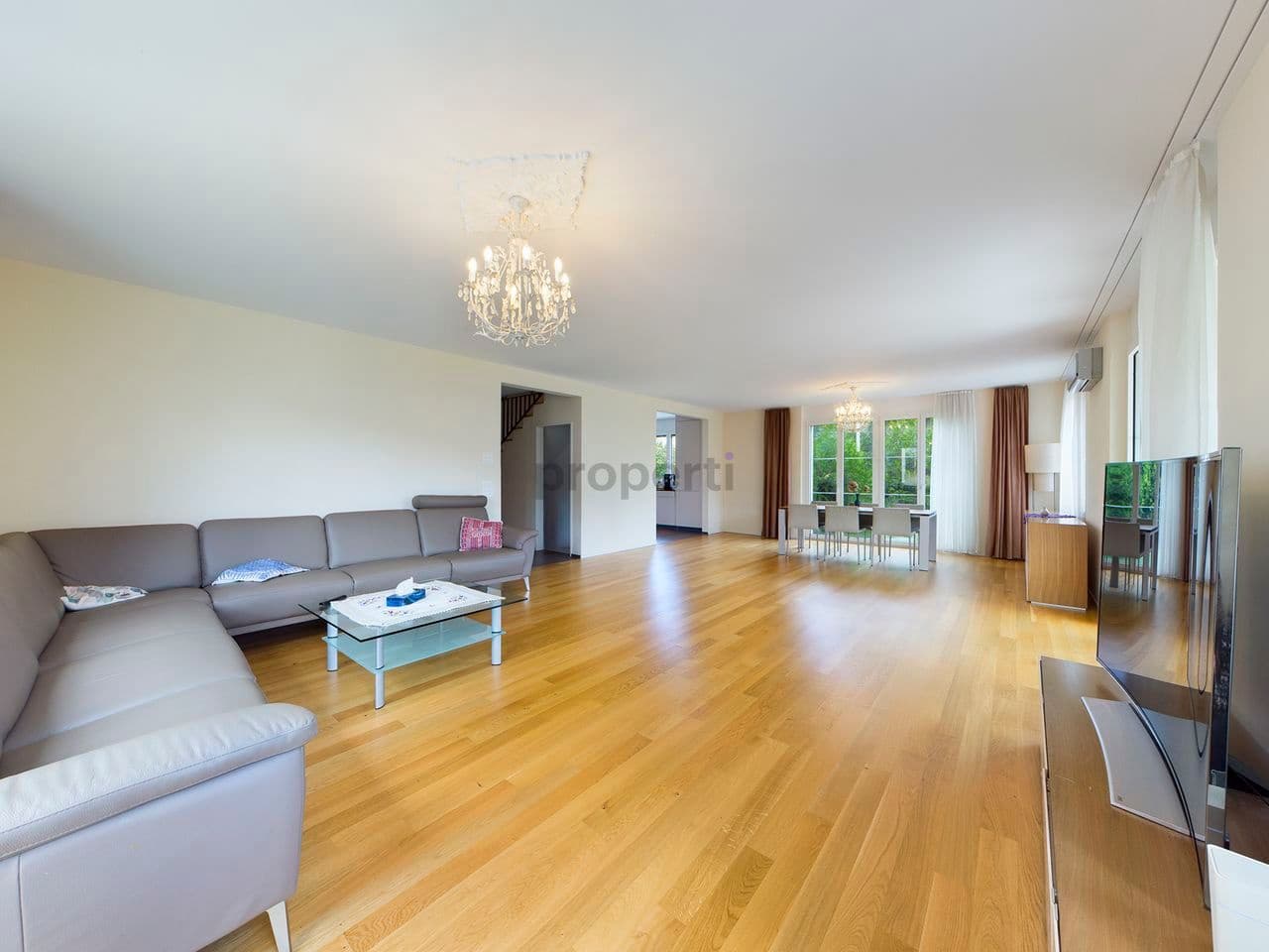 Elegantes 8.5-Zimmer Einfamilienhaus mit Garten in Hochfelden