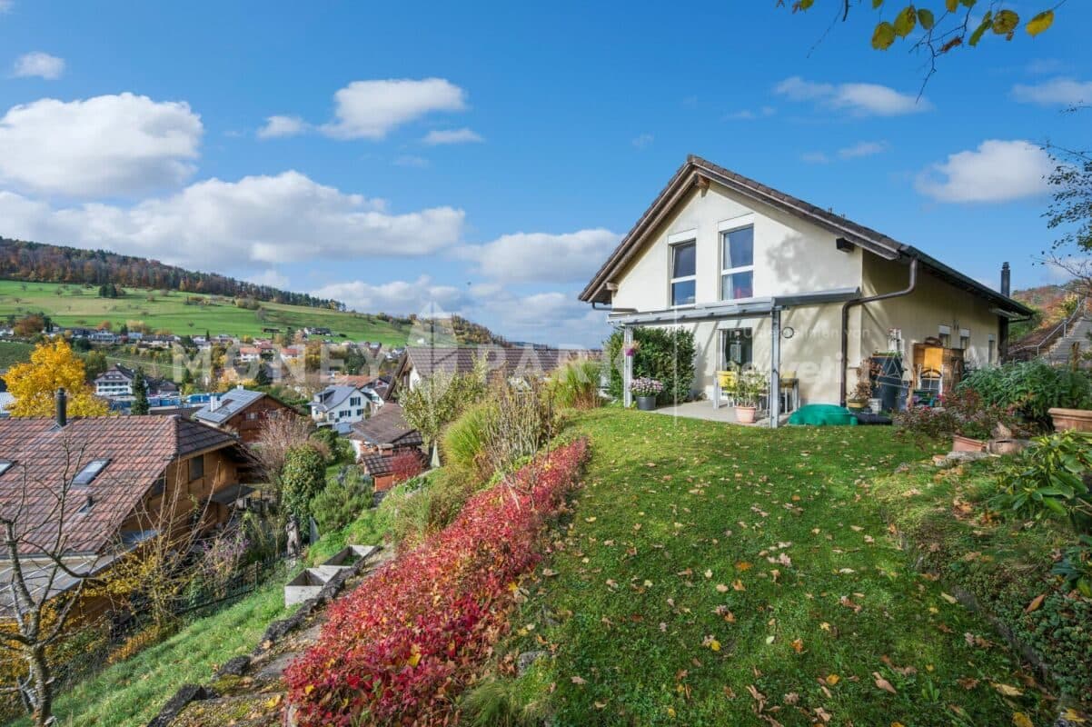 5.5-Zimmer-Doppelhaushälfte an ruhiger Lage mit Panoramaaussicht