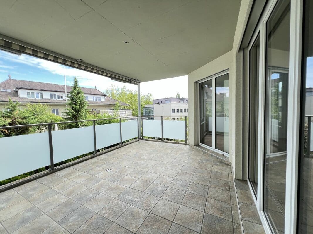 Neu! 4.5 Zi-Eigentumswohnung mit zwei Balkonen und Tiefgaragenplatz