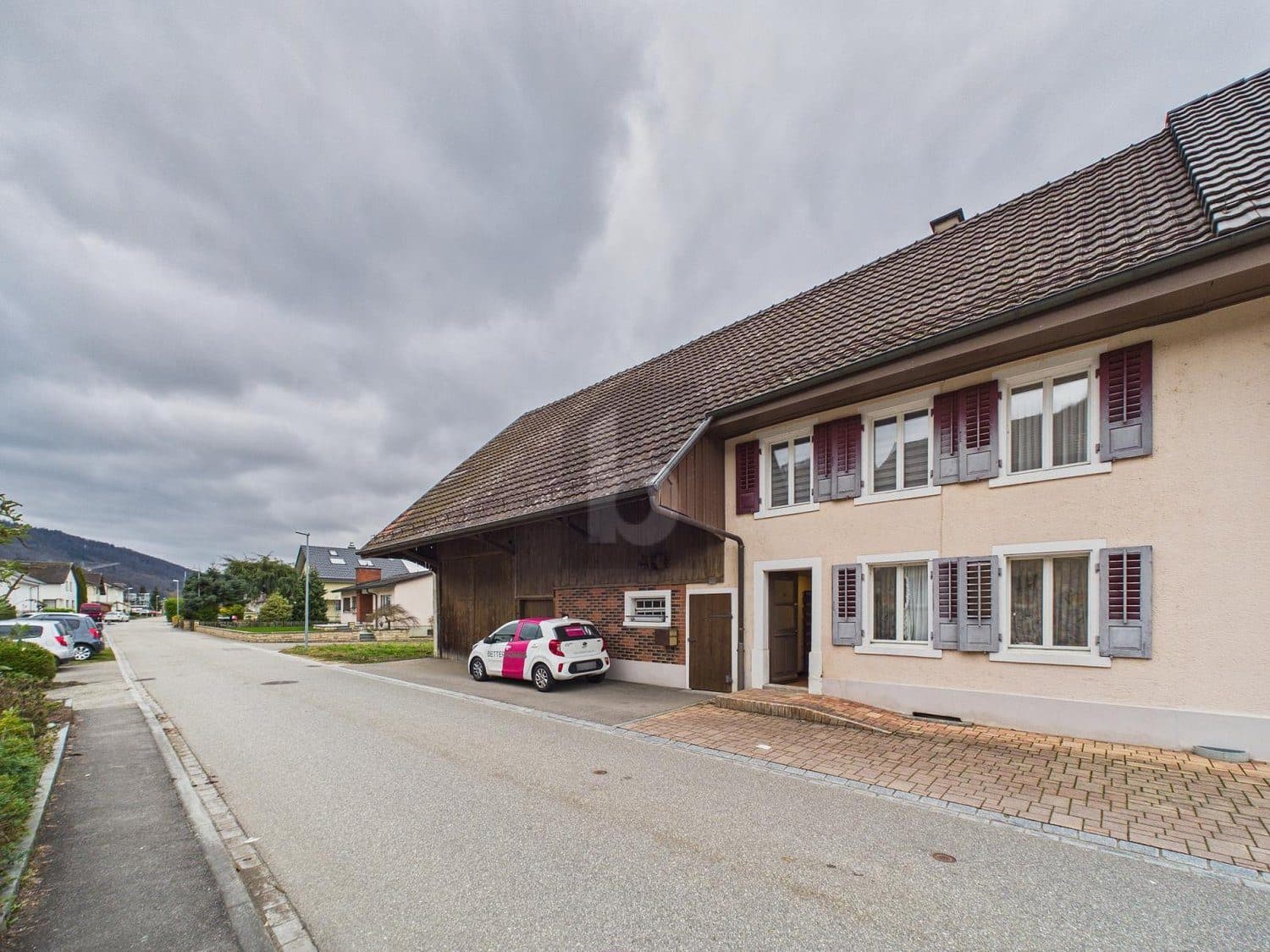 RUHIG MIT SCHEUNE UND GROSSEM GARTEN