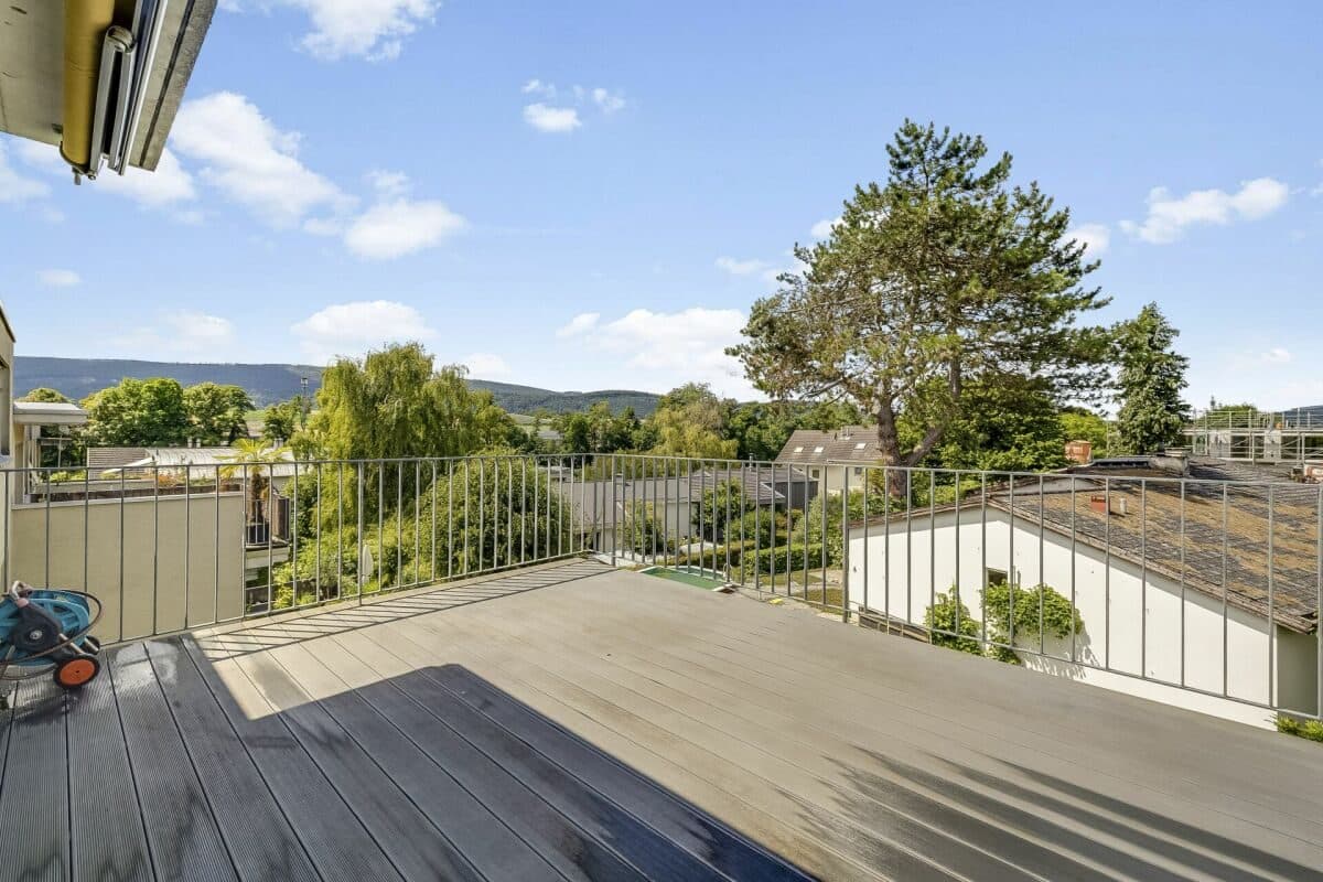 Attikawohnung mit zwei sonnigen Terrassen in grüner Umgebung