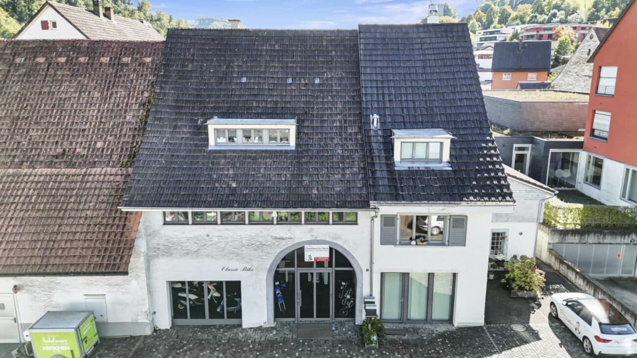 modernes Einfamilienhaus mit Gewerbeanteil