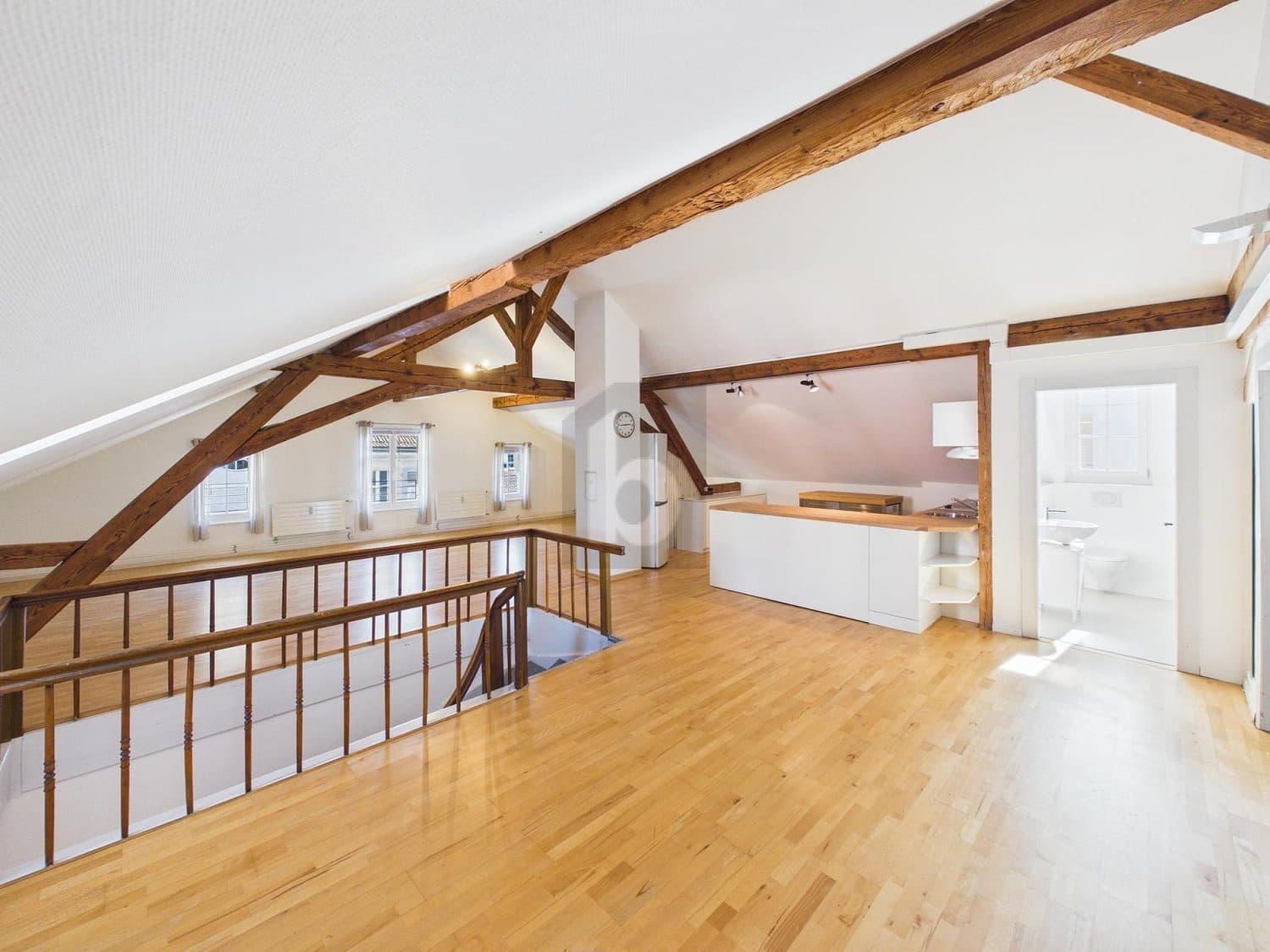 GROSSZÜGIG UND CHARMANT MIT VIEL HOLZ