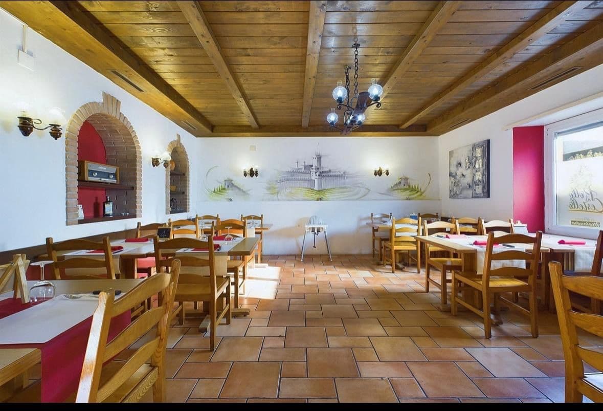 Charmantes Wohn- und Geschäftshaus mit Potenzial in Sanmentina // Un gioiello unico a Bellinzona: casa duplex con grotta storica, appartamento moderno e ampio potenziale