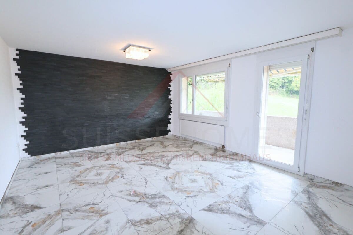 Komplett sanierte 4.5-Zimmer-Wohnung im 2. Obergeschoss mit Balkon und Weitblick in Schmitten