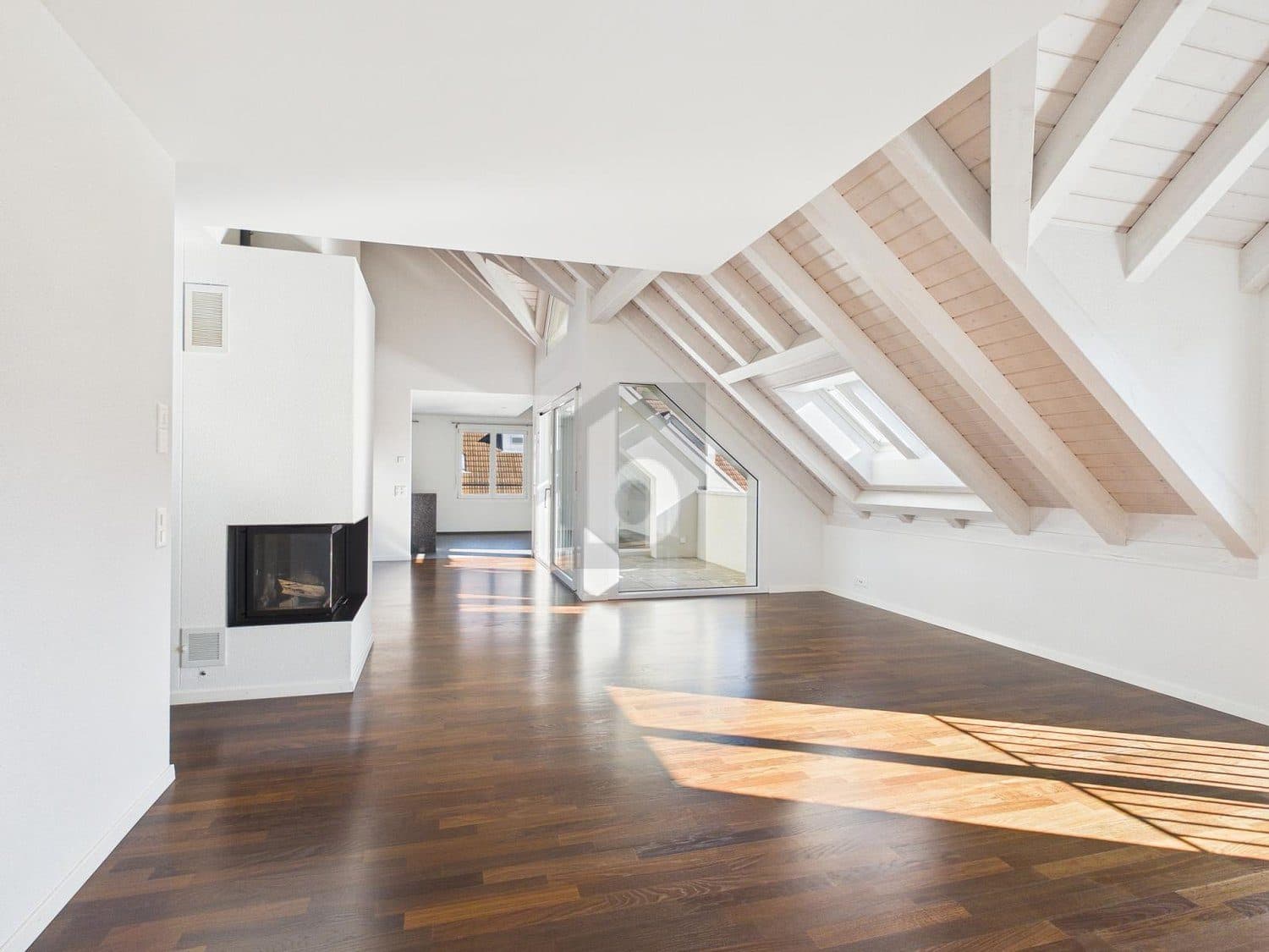 HOCHWERTIG, MIT ZWEI BALKONEN & CHEMINÉE