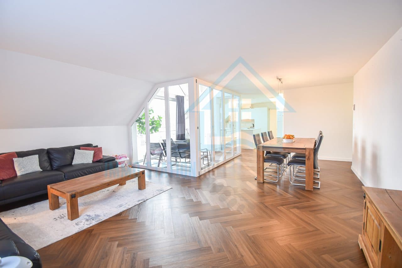 Stilvolle 4.5-Zimmer-Dachwohnung mit Loggia und Alpenblick in Burg AG