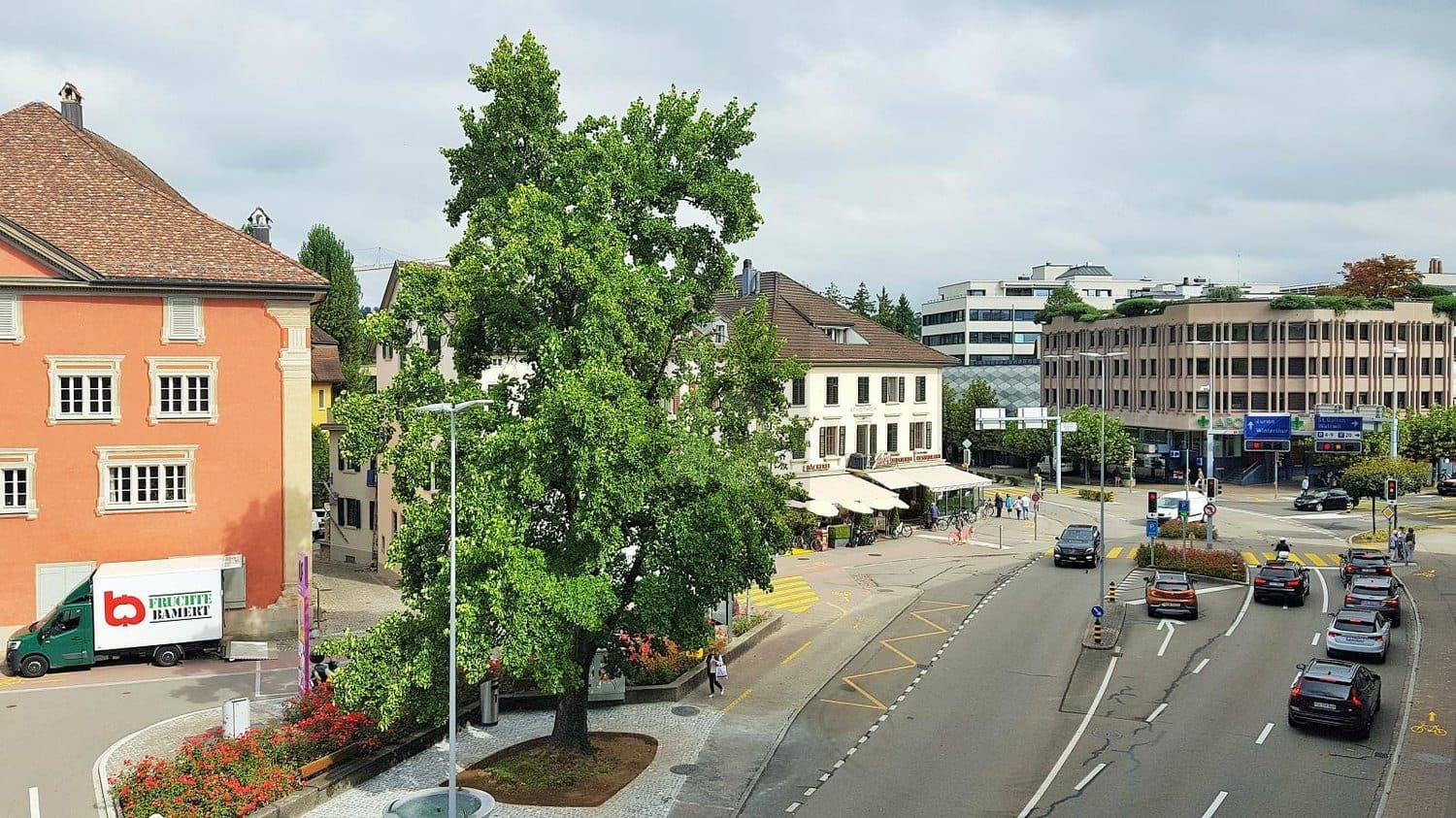 ZENTRAL UND LICHTDURCHFLUTET MIT BALKON