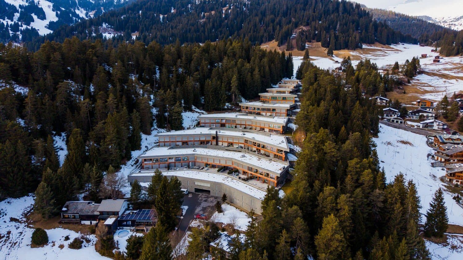 Moderne 2.5-Zimmer-Terrassenwohnung mit 20 m² Terrasse in Laax
