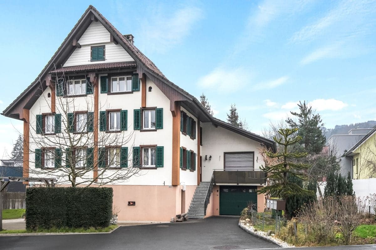 Traditionelles Schwyzer 3 Familienhaus mit Bachanstoss