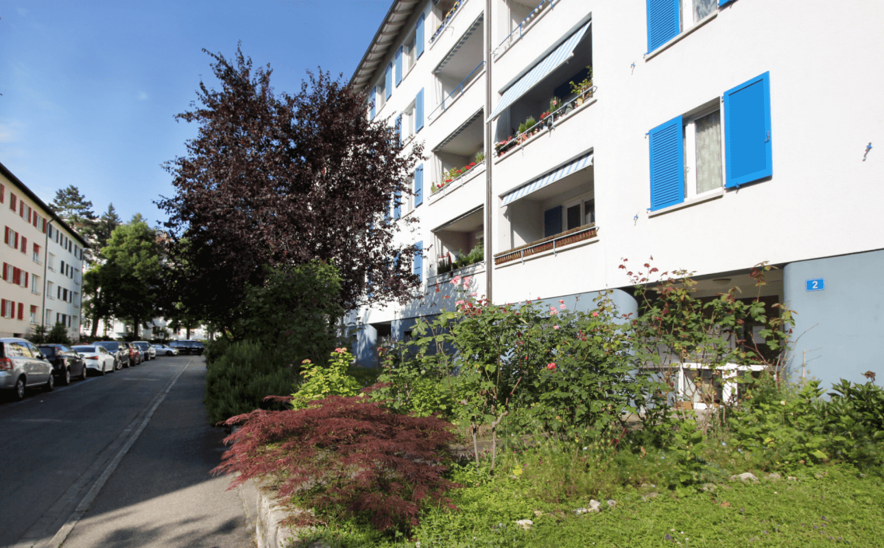 Im beliebten Iselin-Quartier  -  2.5-Zimmer-Wohnung mit Balkon und ausgebautem Dachraum