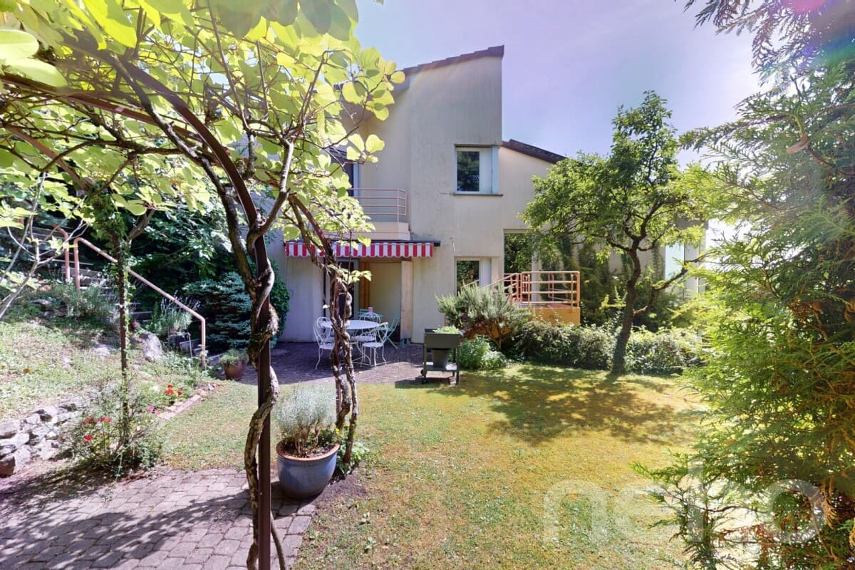 Maison familiale de deux appartements avec grand jardin arboré