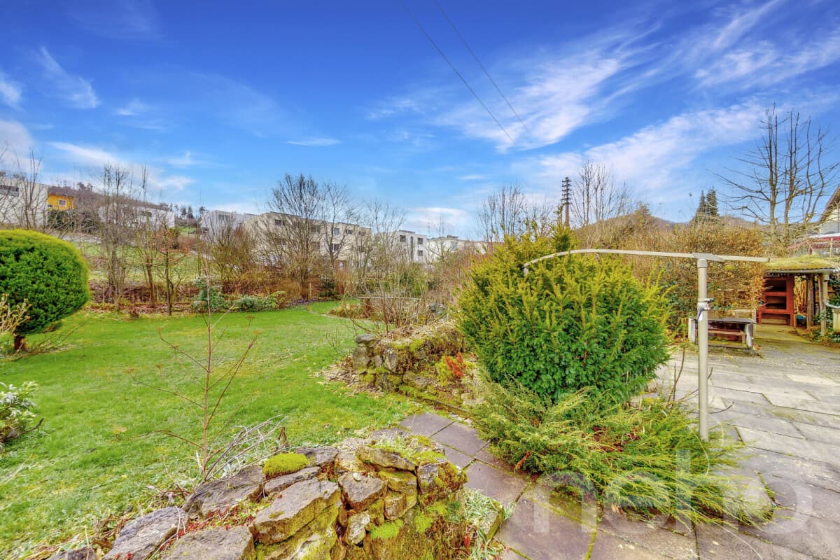 Freistehendes Einfamilienhaus mit grossem Garten an ruhiger Lage