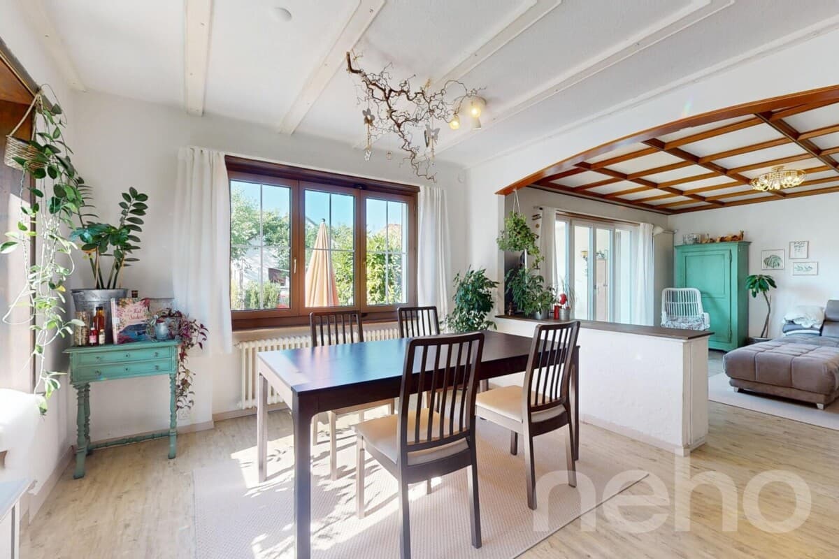 Grosszügiges Haus mit Garten und viel Platz für Familie und Büro