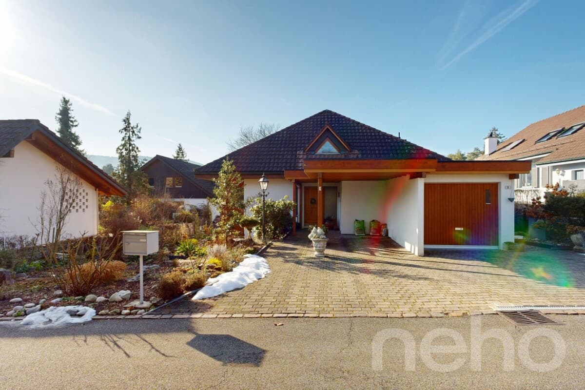 Freistehendes Einfamilienhaus mit Garten und Weitsicht in Lupsingen