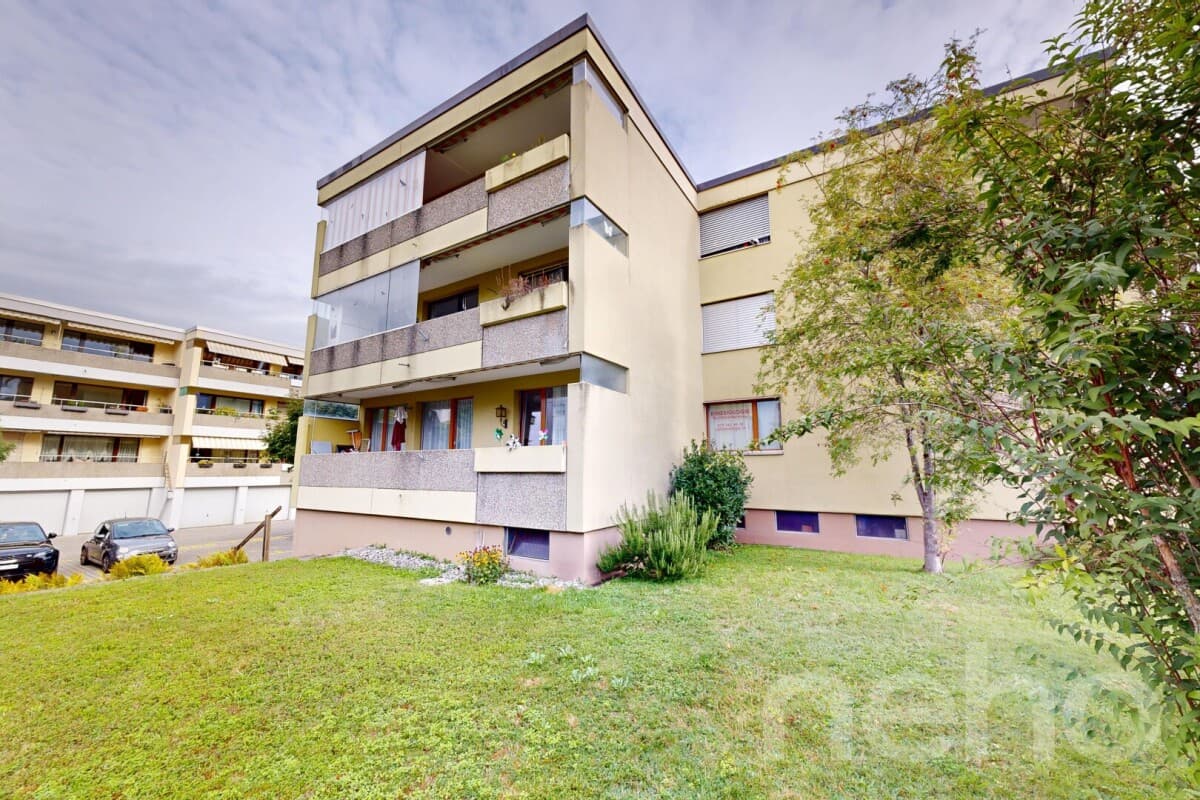 Sonnige 3.5-Zimmer-Wohnung mit Balkon und zwei Parkplätzen