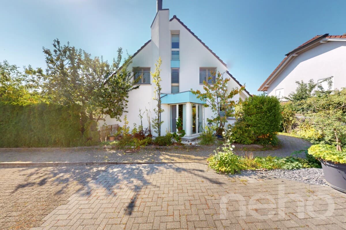 5.5-Zimmer-Doppelhaushälfte mit Wintergarten, Garten & 2 TG-Plätze