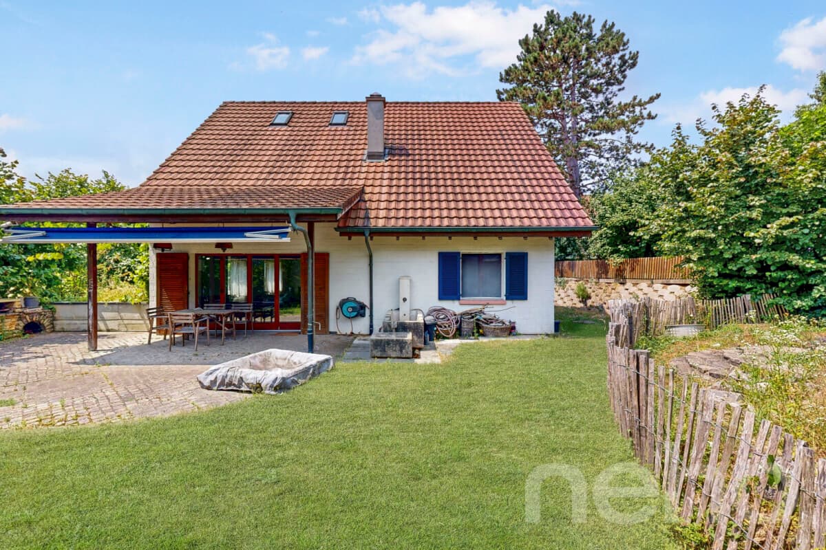 Freistehendes Wohnparadies mit Naturpool in ruhiger Lage