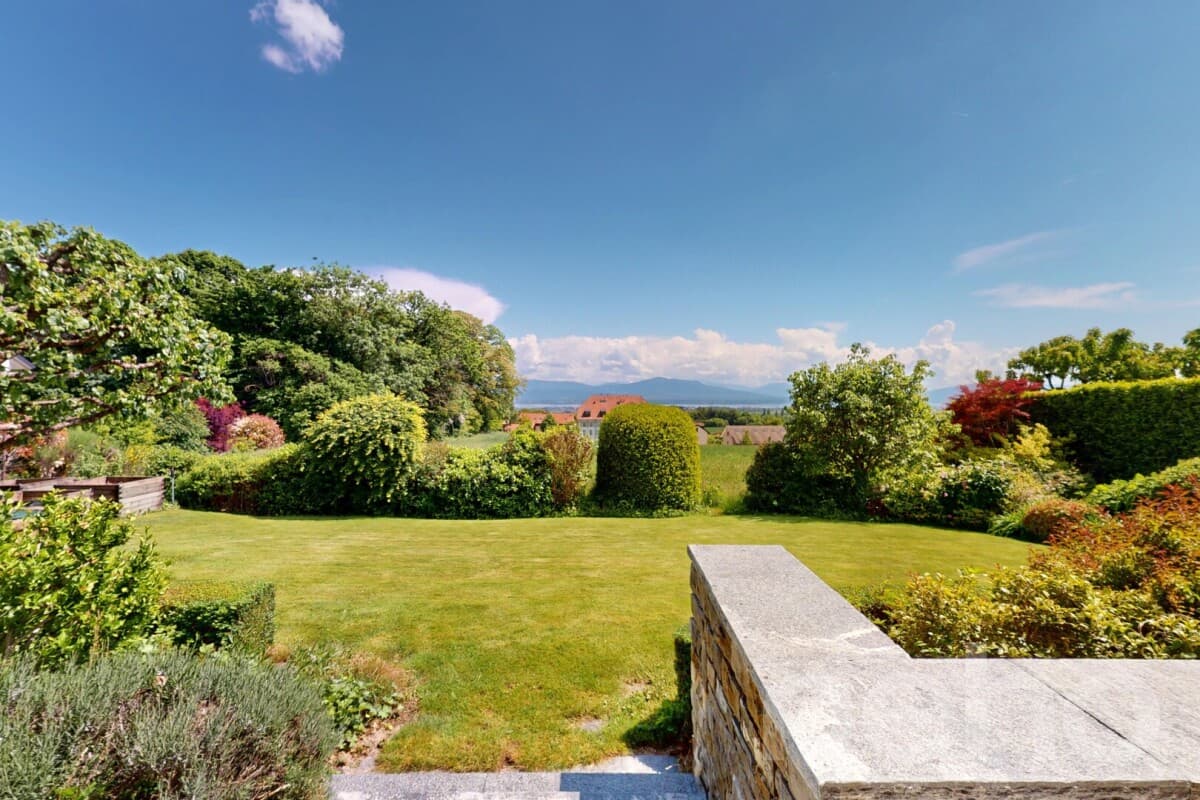 Charme et espace : maison avec vue dégagée sur Lac et montagnes