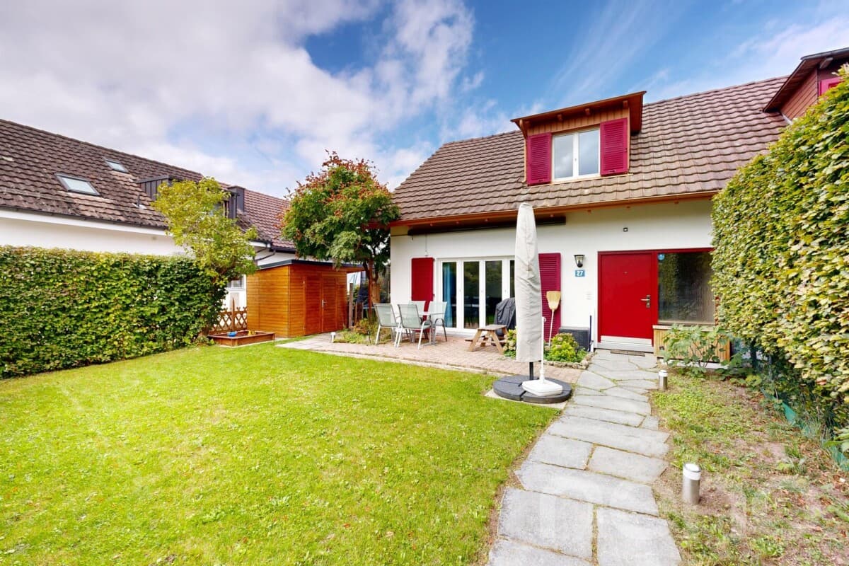 Moderne 4.5 Zimmer Doppelhaushälfte mit Garten und Teils Weitblick