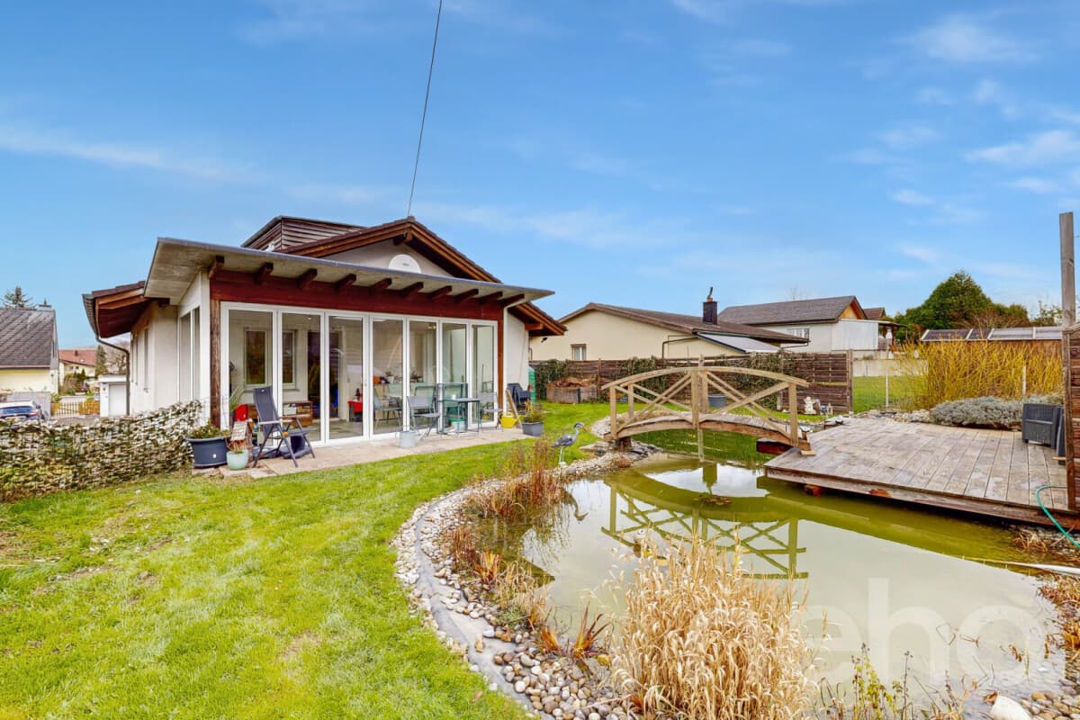 Einfamilienhaus mit grossem Garten, Wintergarten und Teich