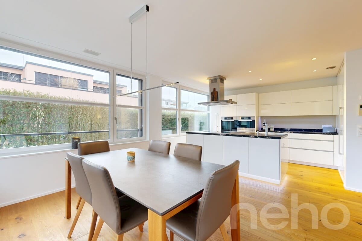 Modernes Einfamilien-Eckhaus mit sonnigem Garten