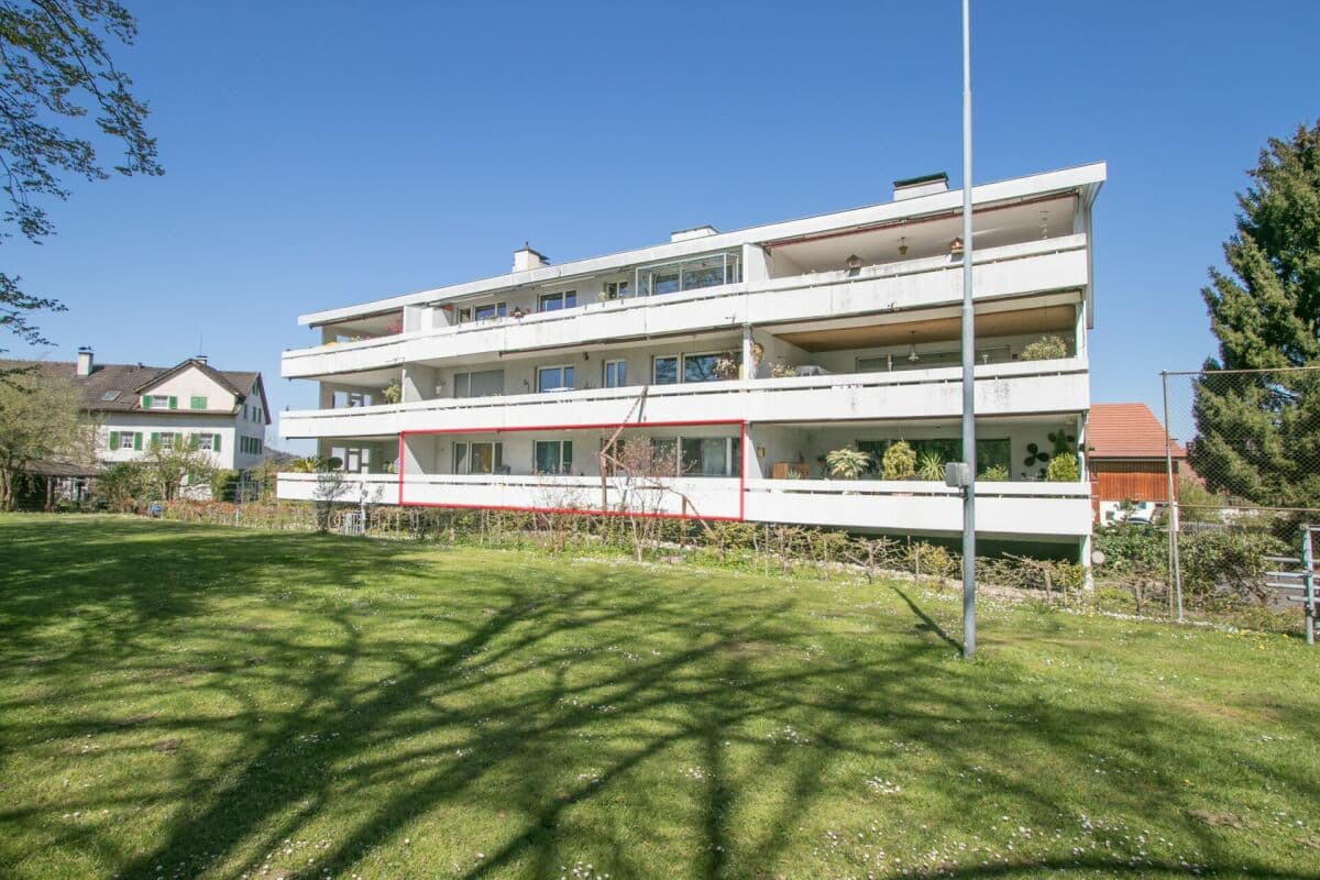 Zentral gelegene 3.5-Zi.-Wohnung inkl. Garagenbox und Balkon mit Sicht ins Grüne