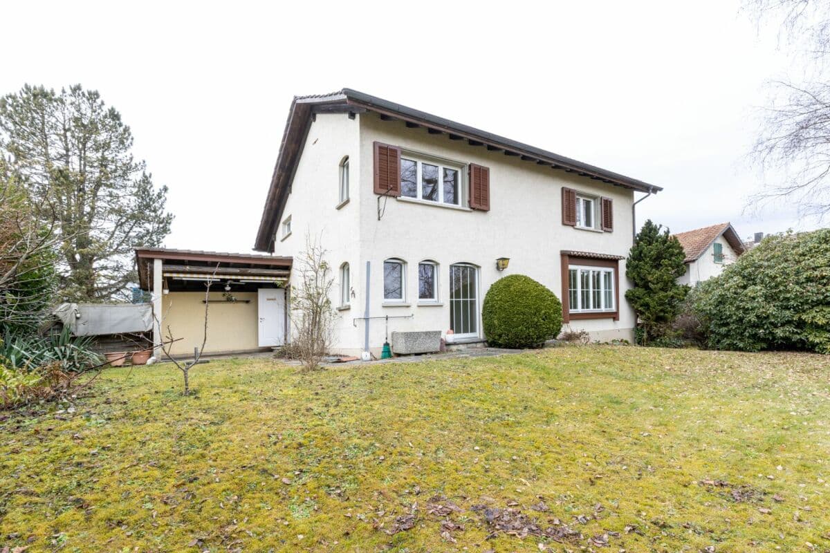 Idyllisches Einfamilienhaus mit Garten und Charme in einem familienfreundlichen Quartier