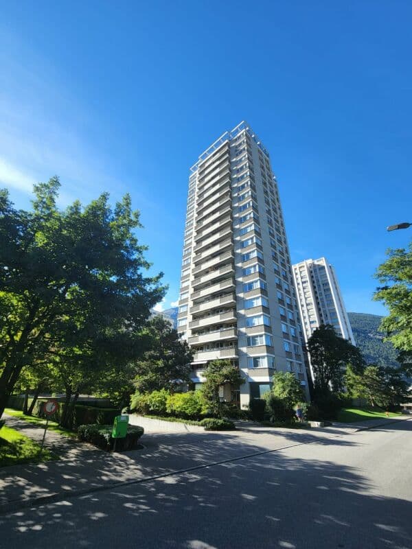 Neu sanierte, helle zwei Zimmer-Wohnung mit herrlicher Aussicht