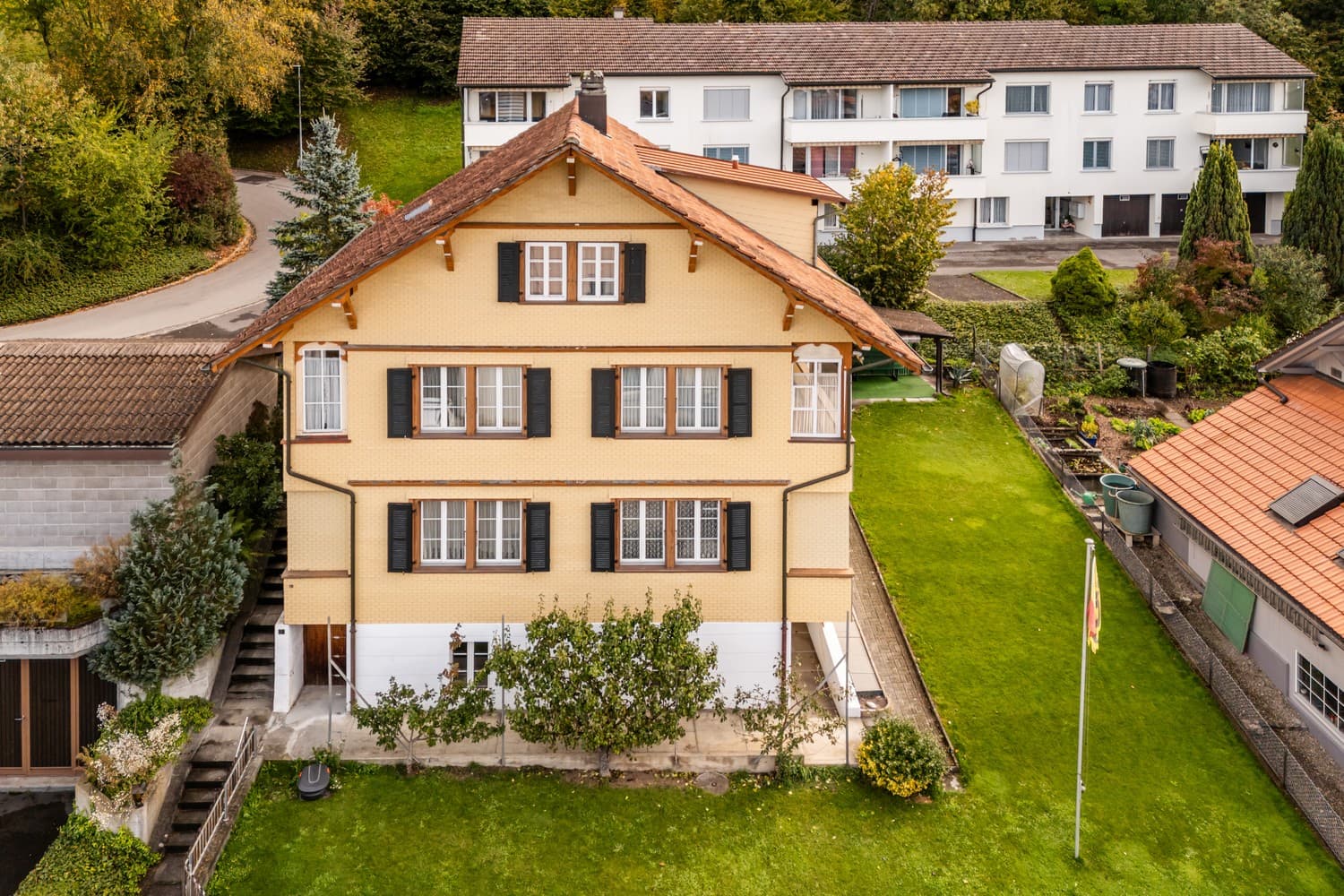 3-Familienhaus mit Doppel-Garage in Heimberg!