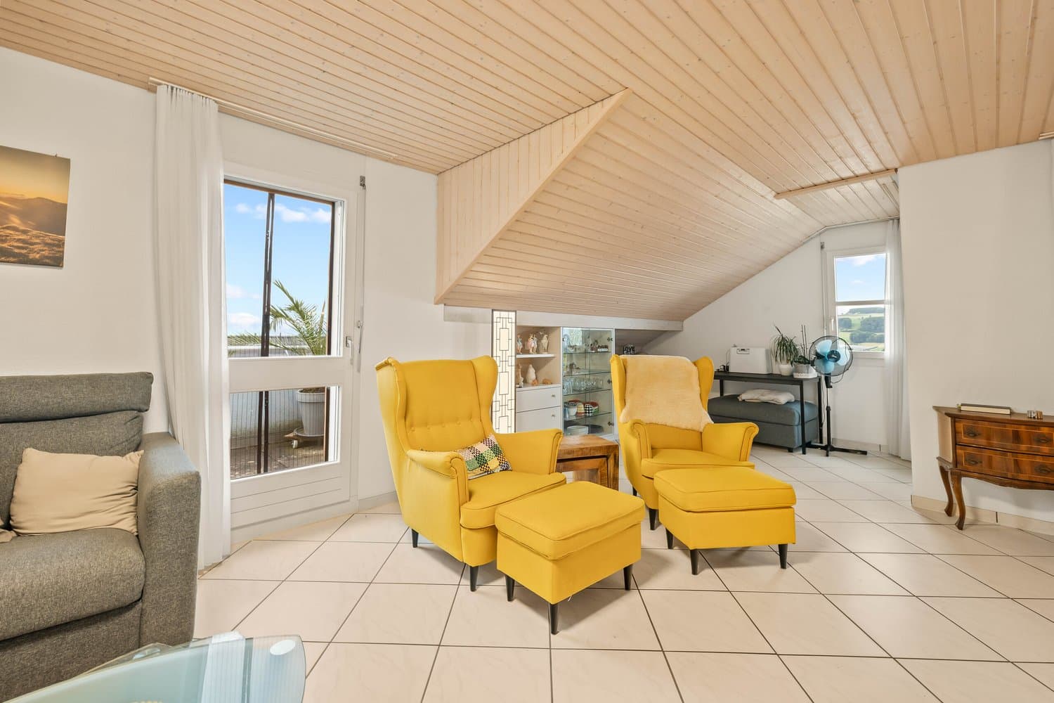 GROSSZÜGIGE 5.5 ZIMMER DACHWOHNUNG MIT AUSBAUMÖGLICHKEITEN