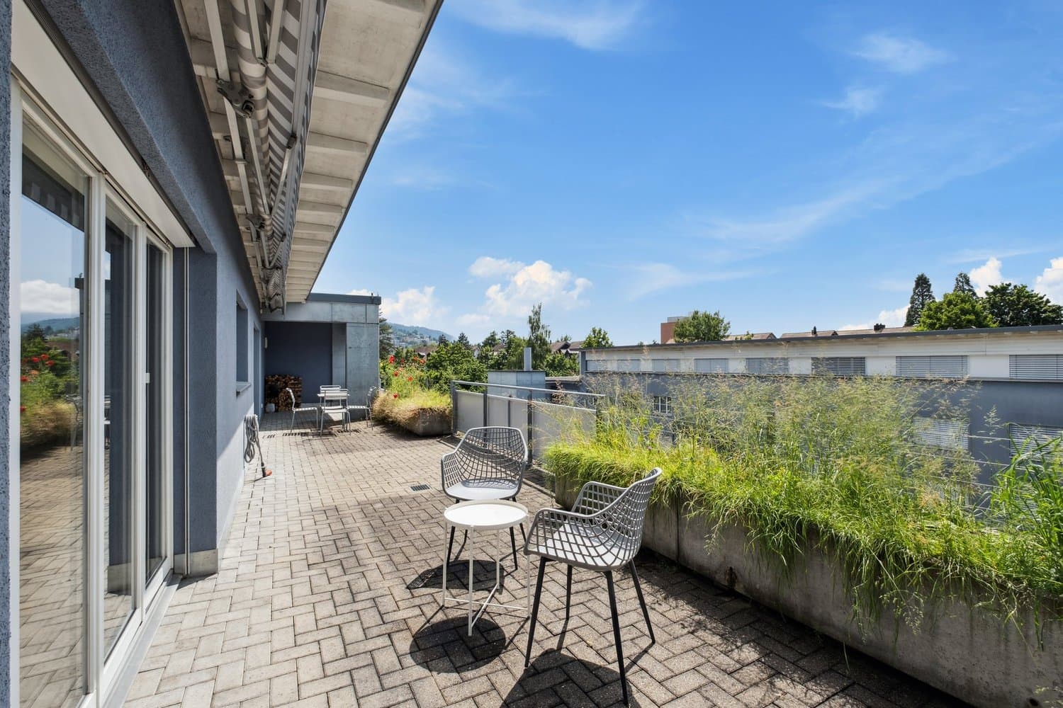 HELLER WOHNBEREICH MIT SCHWEDENOFEN – PENTHOUSE IN BAAR