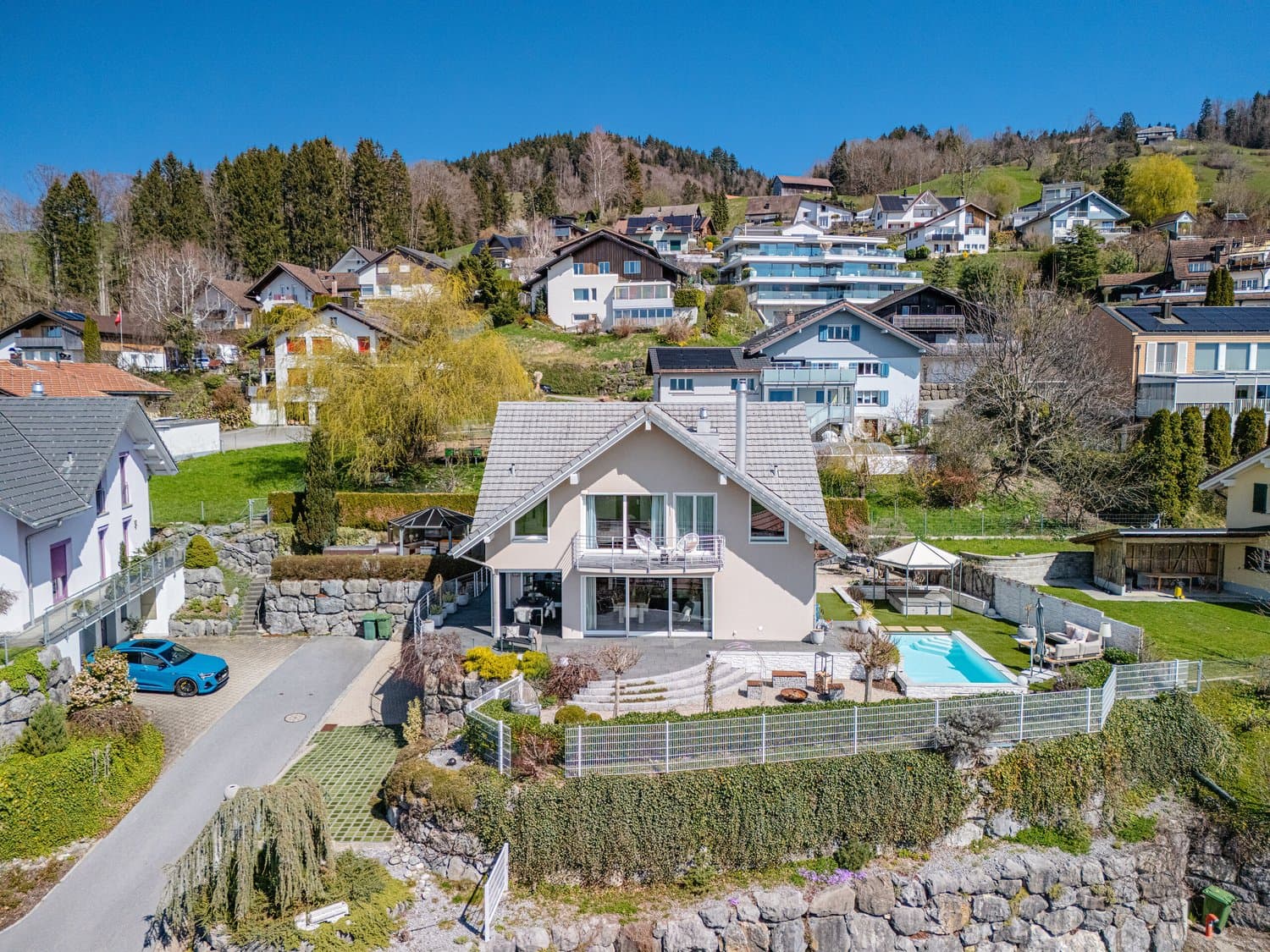 IMPOSANTE VILLA MIT SEE- UND ALPENSICHT