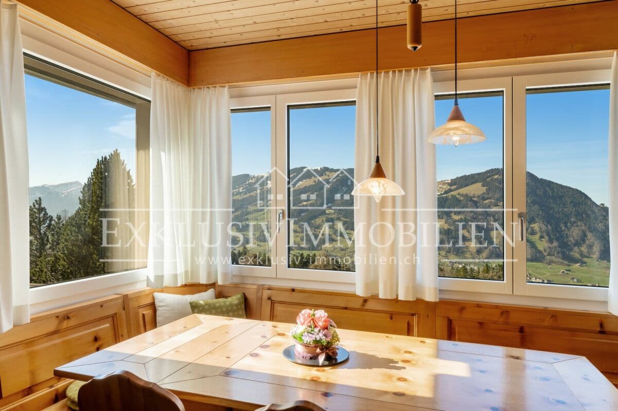 Alpiner Charme trifft Seepanorama - Ihr Rückzugsort über dem Ägerisee