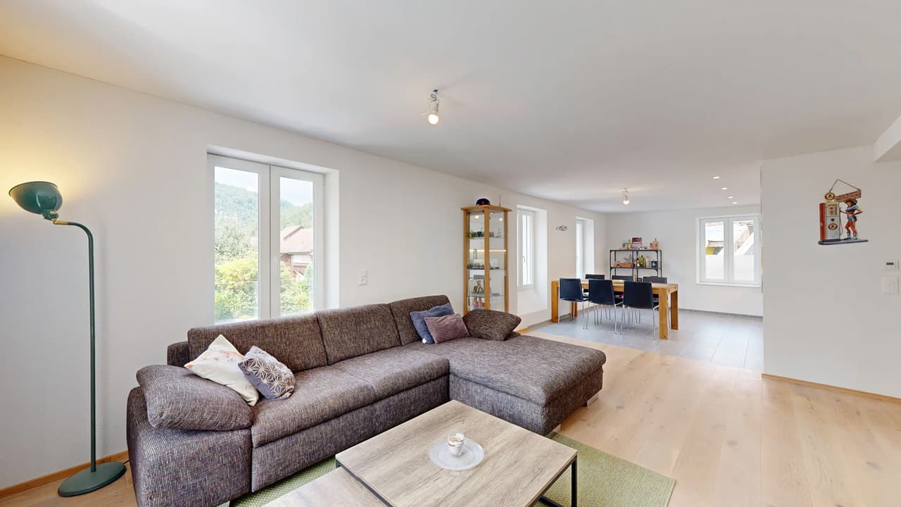 Moderne 3.5-Zimmer-Wohnung mit Balkon und Aussenparkplatz