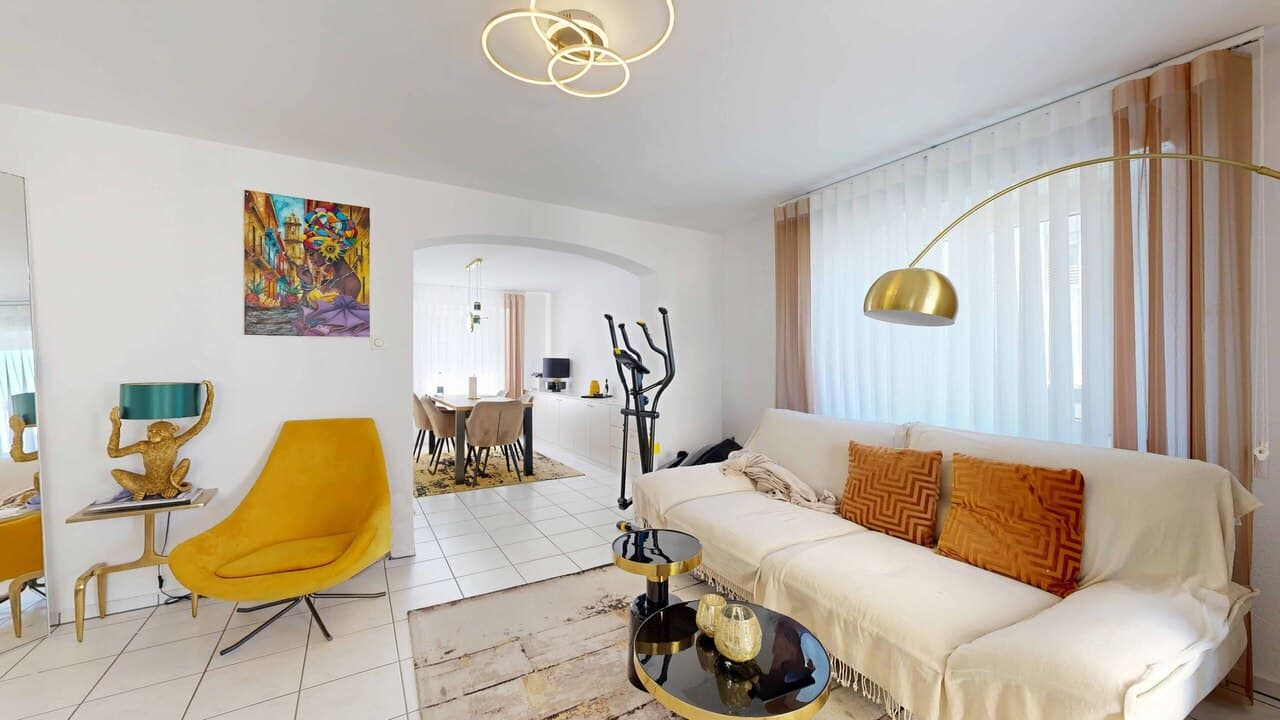 Zentrale 2.5-Zimmer-Wohnung mit Balkon und Einstellhallenplatz