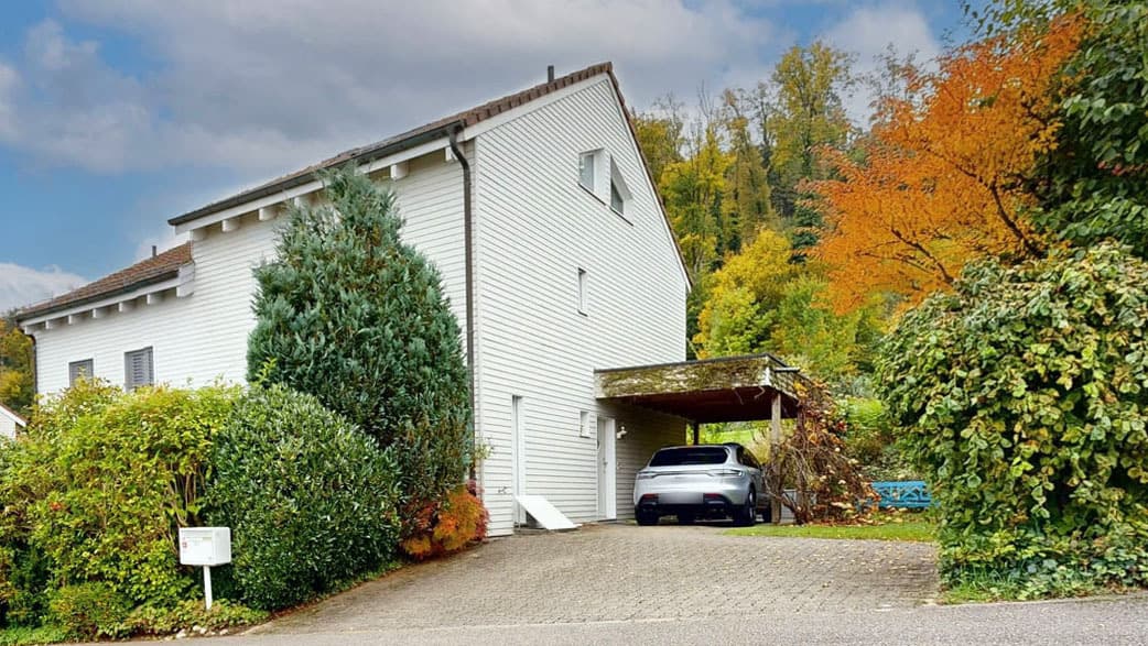 Helles 5.5-Zimmer-Doppelhaus mit Carport und zwei Aussenparkplätzen