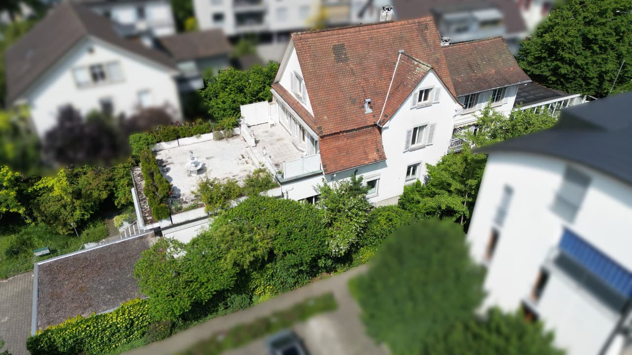 Herrenhaus mit Arztpraxis und Schwimmhalle an bevorzugter Lage