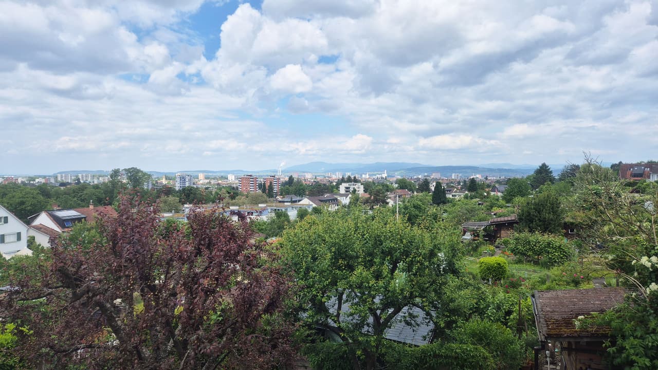 Lichtdurchflutete 3.5-Zimmer-Wohnung mit Einstellhallenplatz