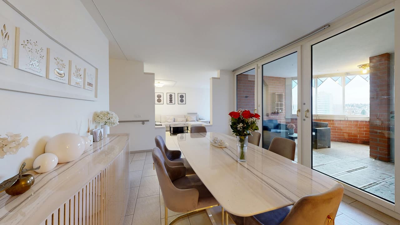 Grosszügige 3.5-Zimmer-Wohnung mit Weitsicht und Einstellhallenplatz