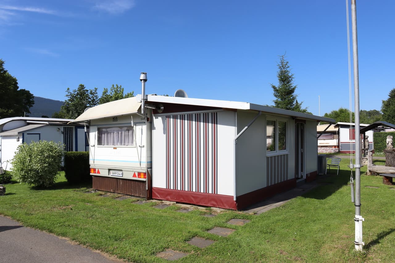 Charmantes Campinghäuschen (Wohnwagen mit Anbau) in Lignières!