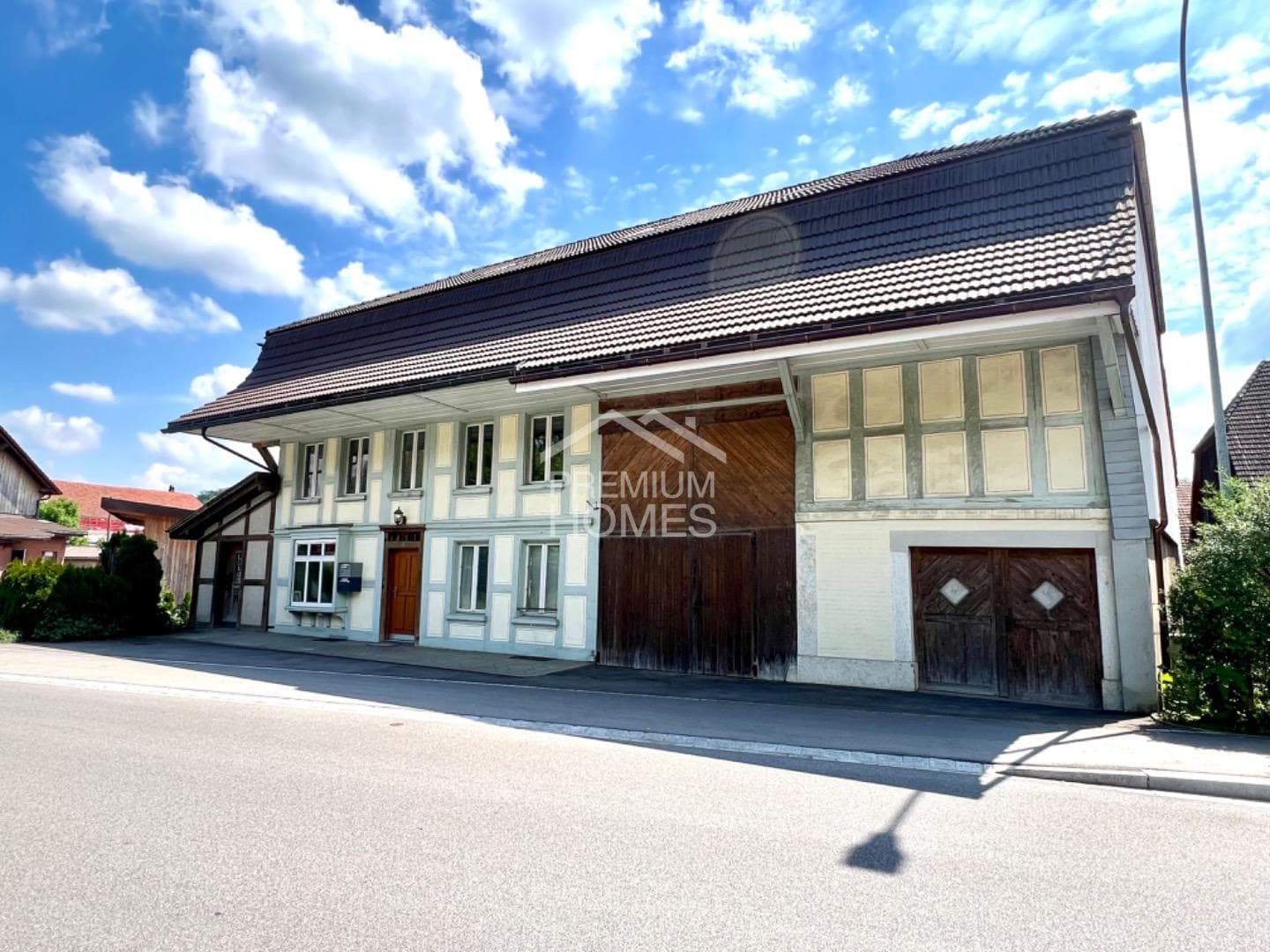 Vielseitiges Mehrfamilienhaus mit Ausbaupotenzial und bewilligter Erwe