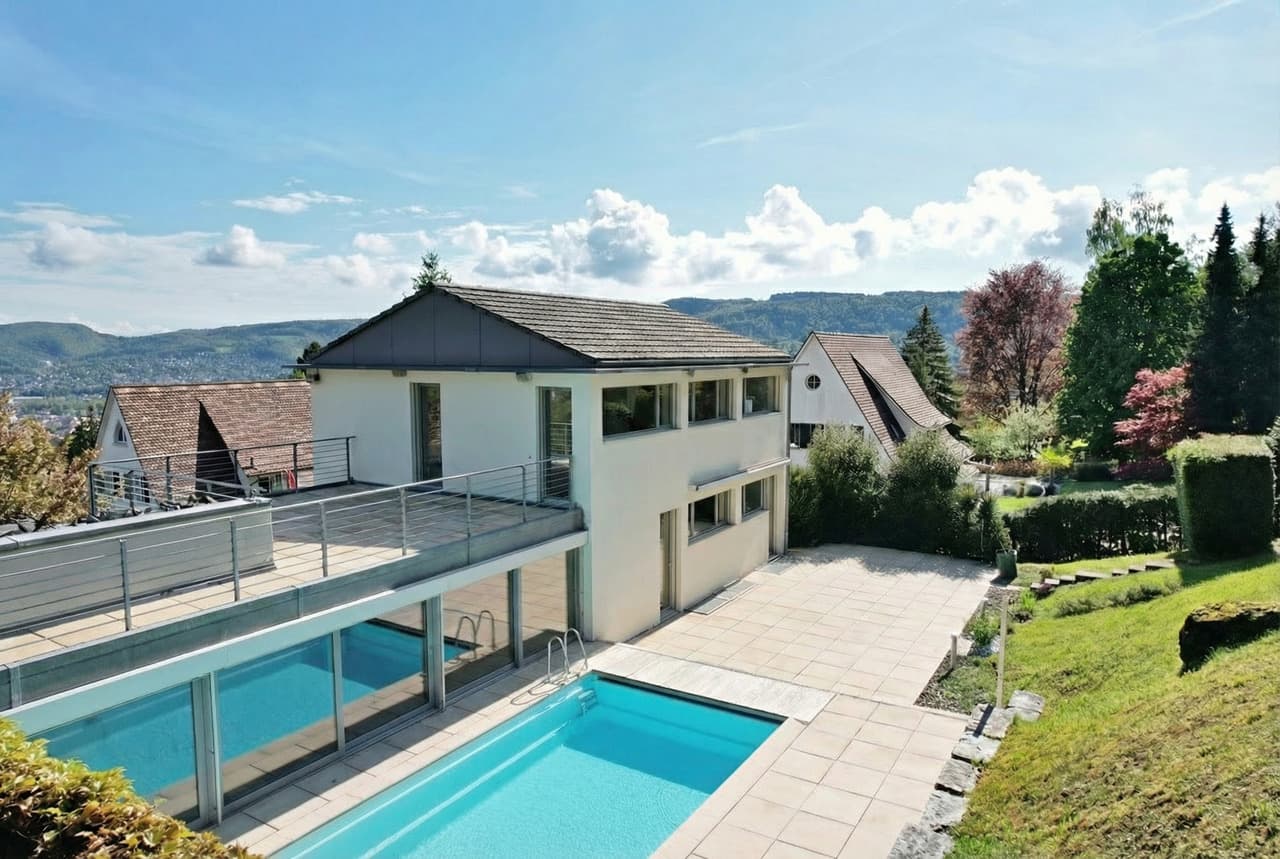 AUSSERGEWÖHNLICHE VILLA MIT BEHEIZTEM AUSSENPOOL UND PANORAMABLICK