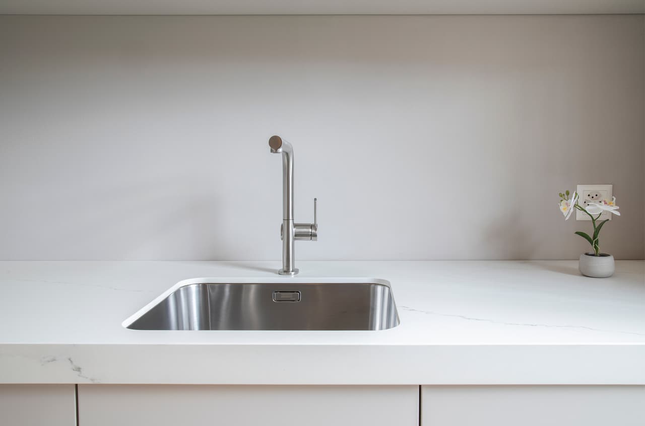 ALTBAU KÜSST MODERNE - WOHNERLEBNIS NÄHE REIHNPROMENADE