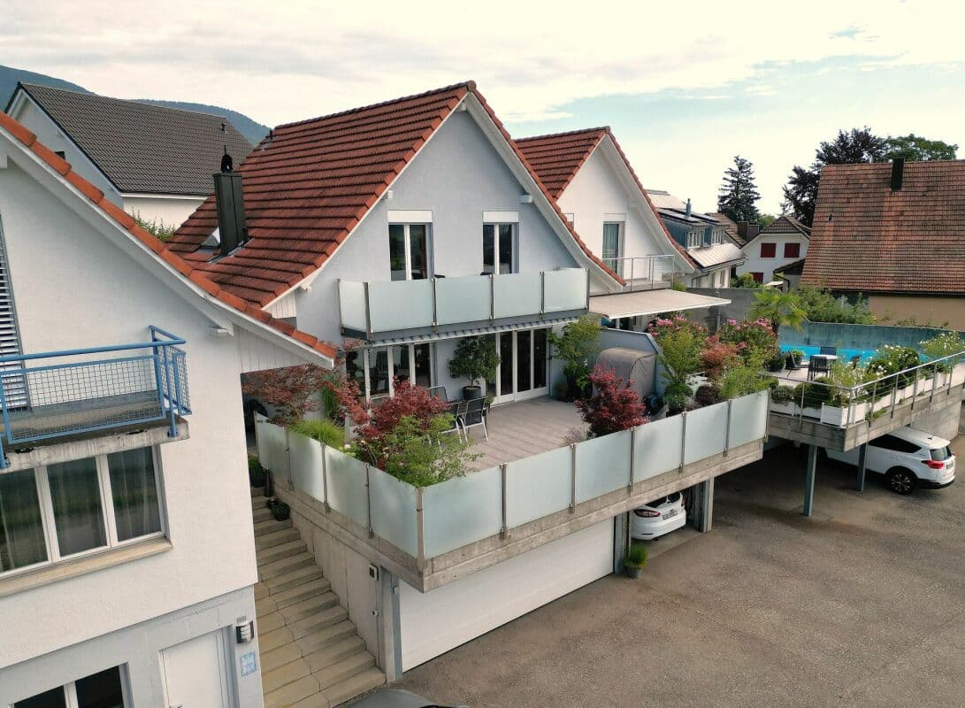 Grosszügiges EFH mit 60 m2 grosser Terrasse und traumhafter Aussicht bis zu den Alpen